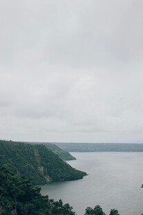 湖畔青山云雾缭绕美景
