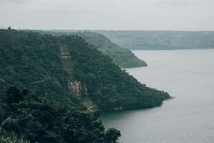 湖畔青山景色秀丽