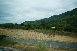 山间公路旁的田野与远山