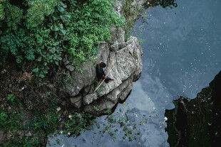 悬崖边的孤独身影