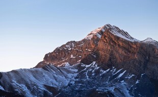 壮丽雪山日出美景