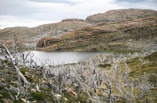 山间静谧湖泊风景