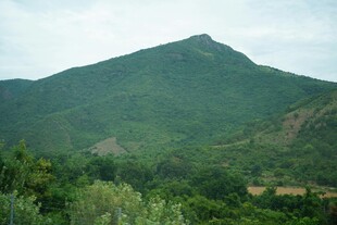 翠绿山峦风景图