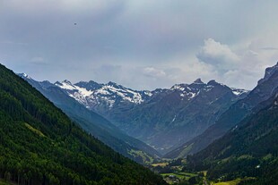 壮丽山谷间的雪山美景