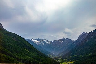山间美景 云雾缭绕的山谷
