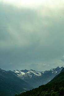 云雾缭绕的雪山与青山