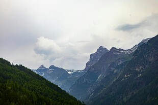 壮丽山峦与云雾景观