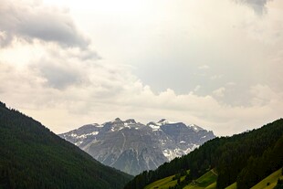 山间美景 远处雪山云雾缭绕