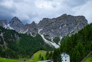 山间美景中的小屋与山峦