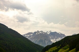 山间美景远眺壮丽雪山