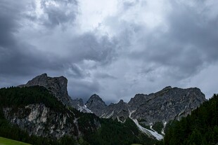 云雾缭绕的壮美山峦景色