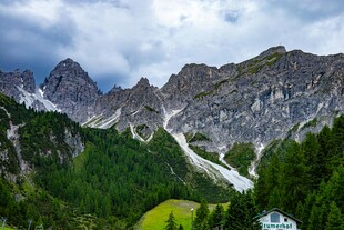 高山绿野间的壮美自然景观