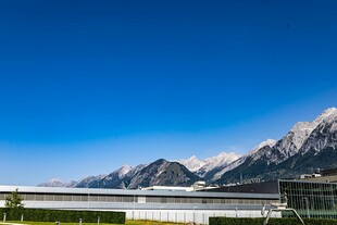 雪山下的机场美景