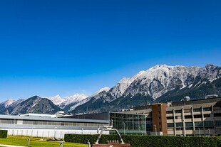 雪山下的现代建筑群