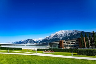 湖畔雪山下的美丽景致