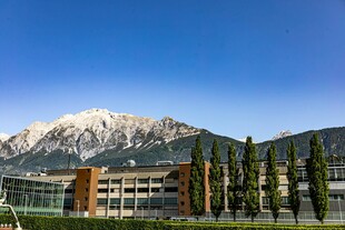 雪山下的现代建筑景观