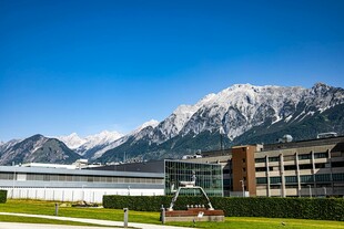 雪山下的现代建筑景观