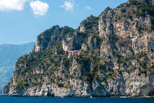 海上峻峭山峰壮丽景观