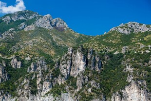 壮丽山峦蓝天美景