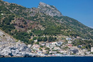 依山傍海的美丽小镇