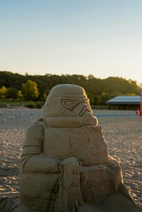 沙滩上的精美沙雕作品