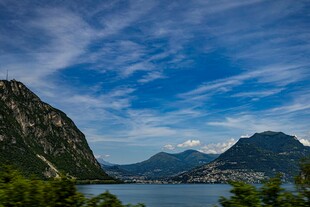 湖光山色间的秀丽景致