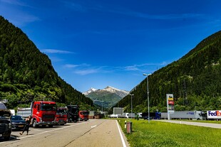 山间公路旁的多彩车辆