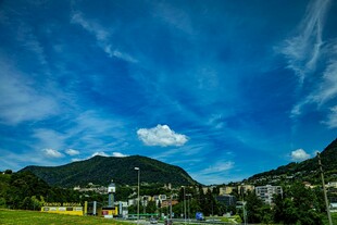 山间美景 蓝天白云绿地