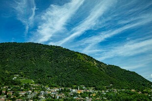 青山蓝天间的美丽景致