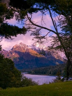 湖畔山峦间的绝美暮色