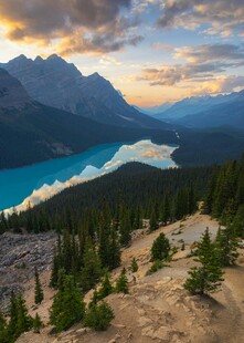 山间湖畔壮丽黄昏美景