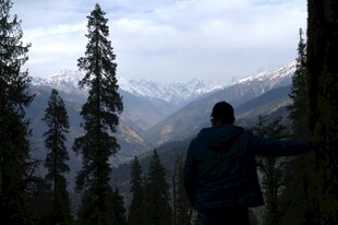 旅人于山林间眺望远方