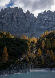 秋日山间湖泊壮丽美景