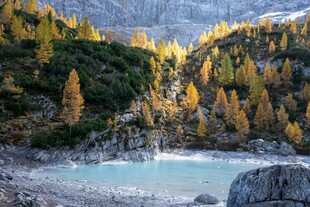 山间蓝湖旁的绚烂秋景