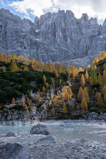 秋日山岳河畔美丽景致