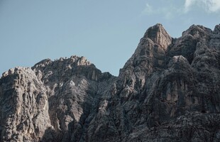 巍峨峻峭的壮丽山峰