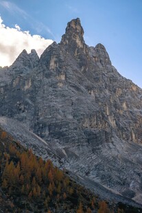 巍峨山峰与秋日山林景观
