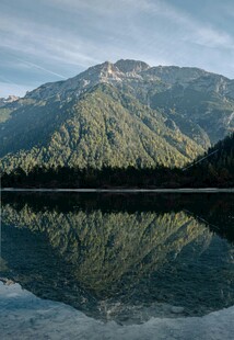 山水相映的静谧湖景