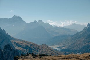 壮丽山景中的静谧湖泊
