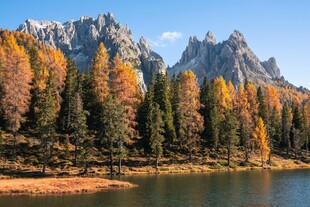 秋日山林湖泊壮丽美景
