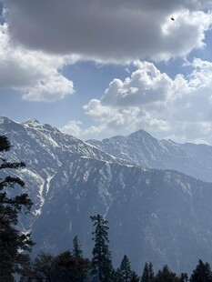 壮丽雪山与蓝天白云景观