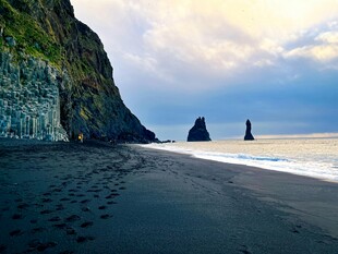 黑沙滩与海岸壮丽风光