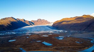 壮丽山川间的静谧湖泊