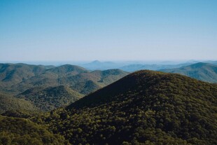 山峦叠翠间的秀丽风光