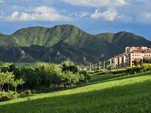 山间绿野中的美丽建筑