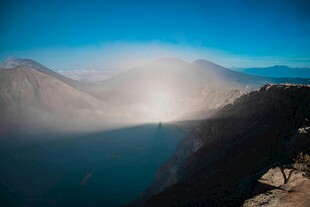 壮丽山间云雾缭绕景观