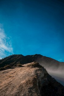 山巅云雾间的壮丽风光