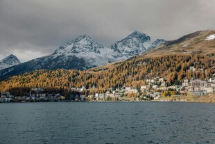 湖畔雪山小镇秋日美景