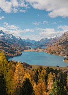 秋日湖畔山林美丽风光