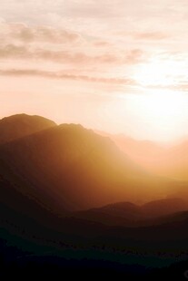 日出时分的山峦美景